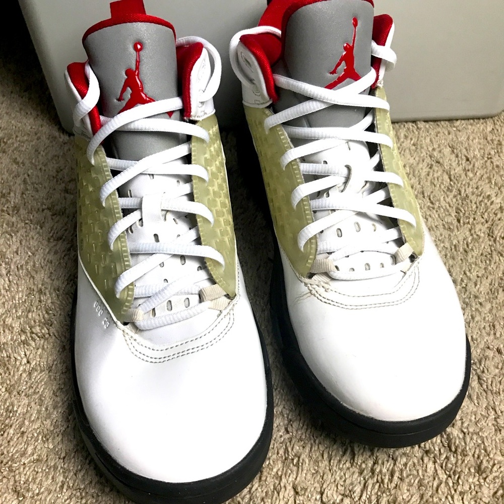Jordan Maxin 200 Men’s 8.5 Women’s 10